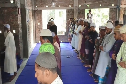 সৌদি আরবের সাথে মিল রেখে সাতক্ষীরার ২০ গ্রামে ঈদ উদযাপন