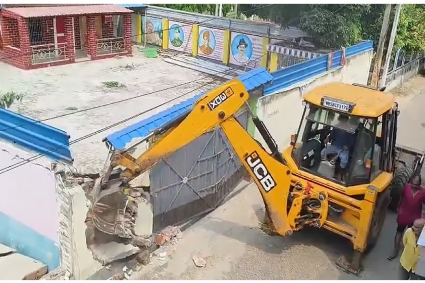 রাত গড়ালেই মদ-মাংসের আসর, তৃণমূল যুবনেতার বাগানবাড়িতে বুলডোজার অভিযান