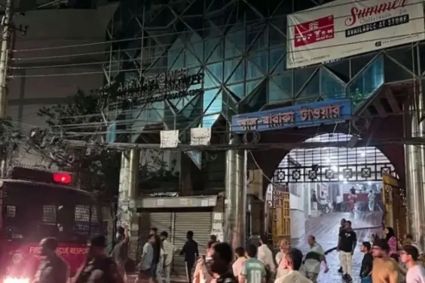 ঢাকায় কাঁটাবনে বহুতল ভবনে ভয়াবহ আগুন, নিহত ২
