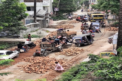 সাতক্ষীরায় রোড সংস্কারে অনিয়ম ও জন দুর্ভোগের অভিযোগ এলাকাবাসীর